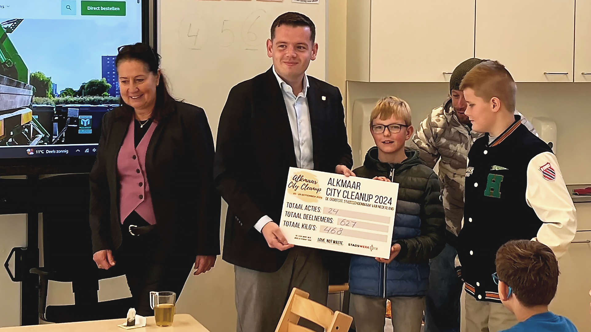 Groep mensen met certificaat van de Alkmaar City Cleanup 2024.