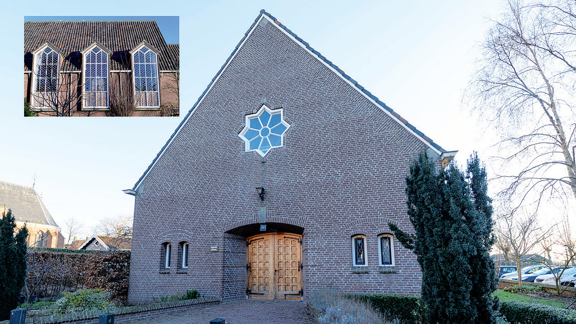 Bakstenen gebouw met een grote, houten deur en geometrisch venster, omgeven door bomen. Inzet toont drie hoge, glazen ramen.