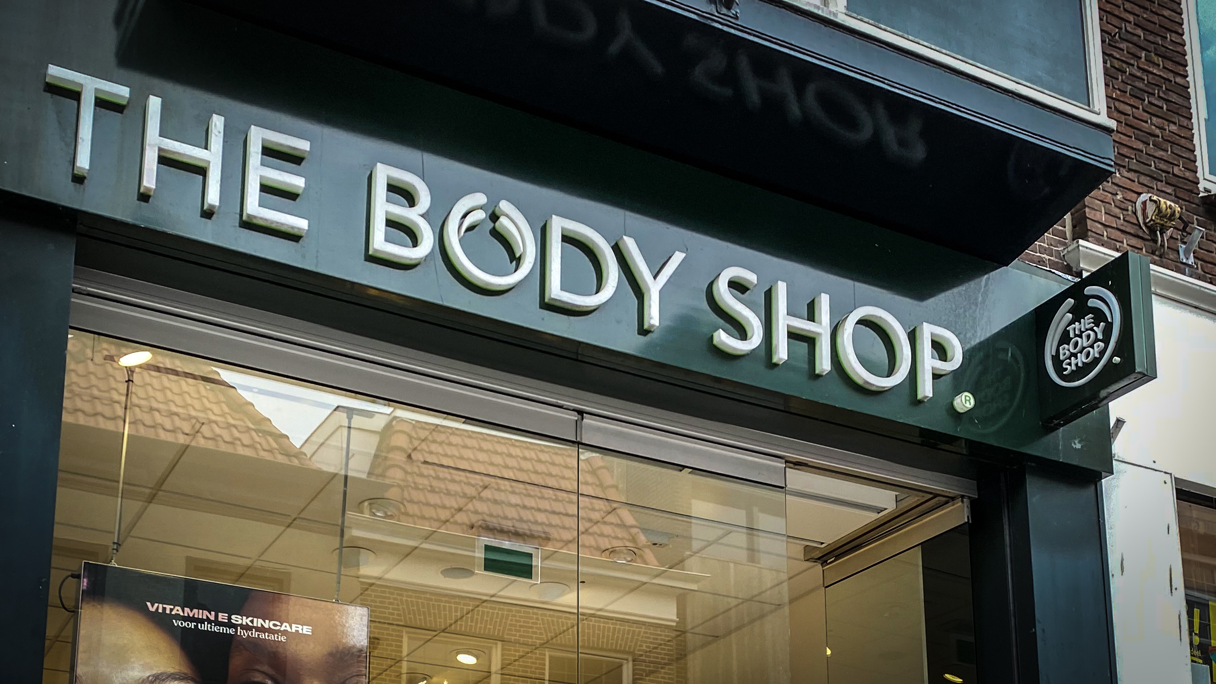 Buitenkant van een The Body Shop-winkel met logo en glazen entree.