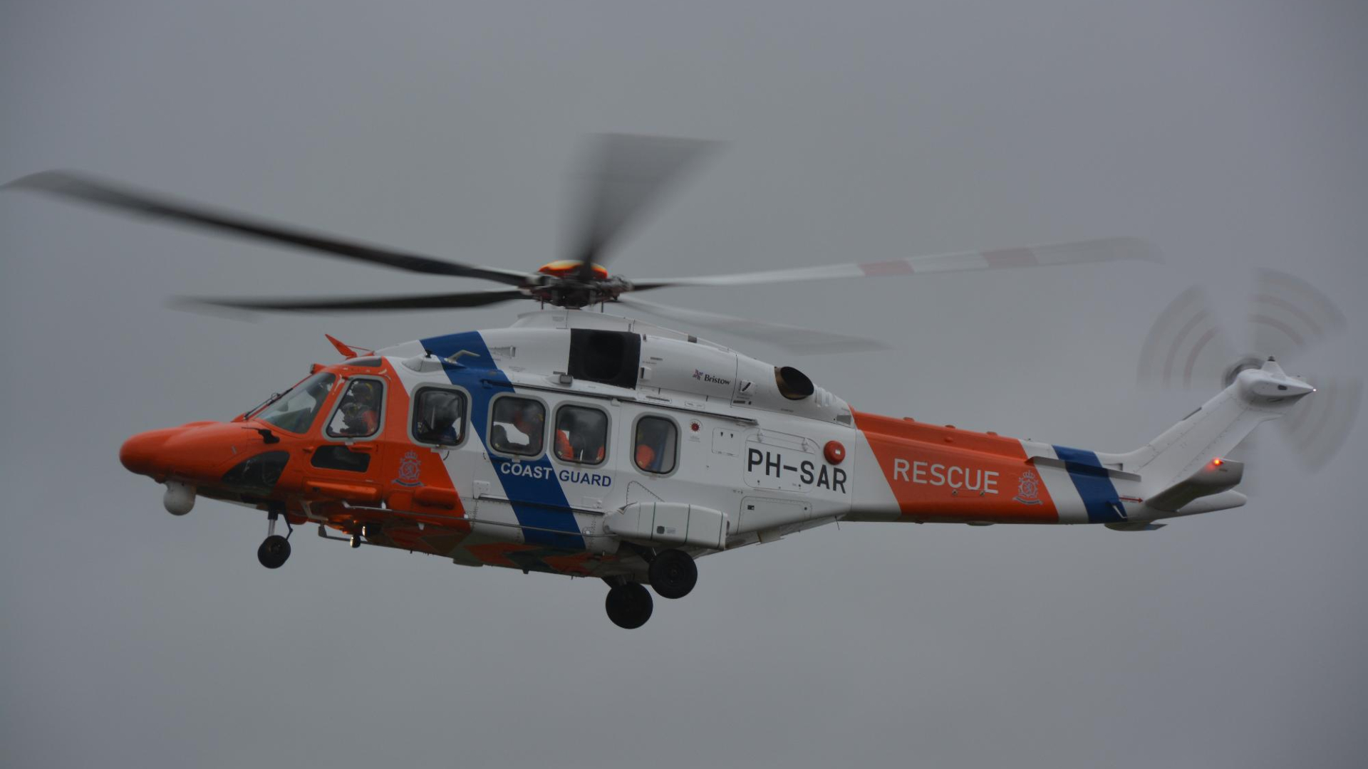 Reddingshelikopter van de kustwacht in de lucht.