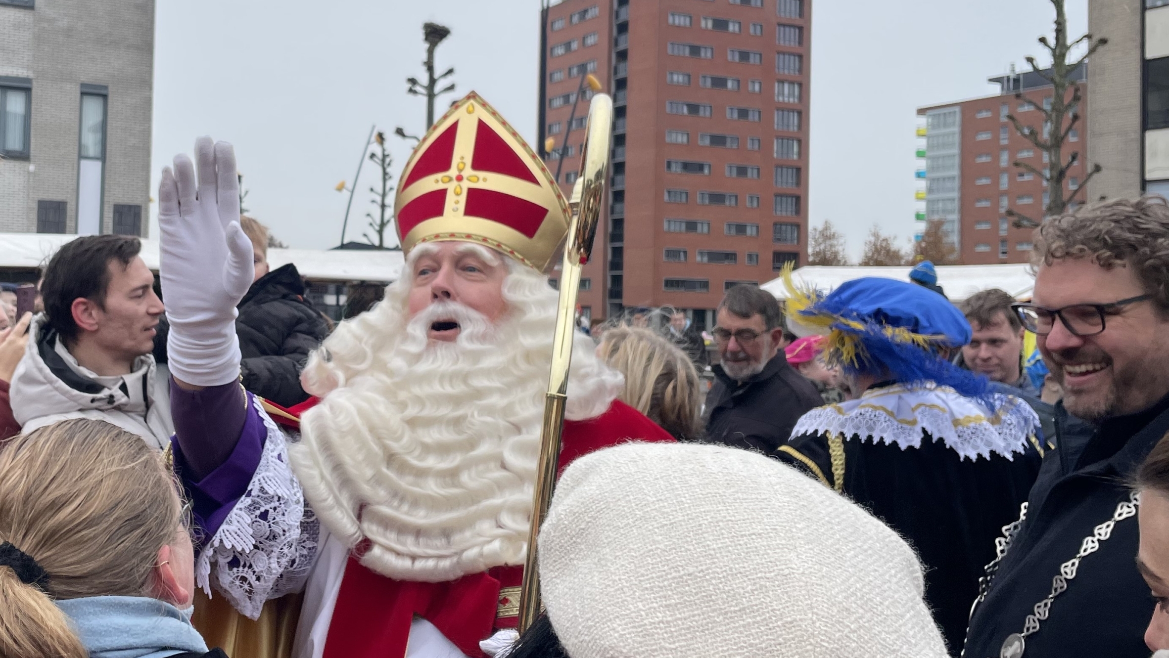 “Kijk, daar is hij!”: Kinderen vol verwachting bij intocht van Sinterklaas in Heerhugowaard