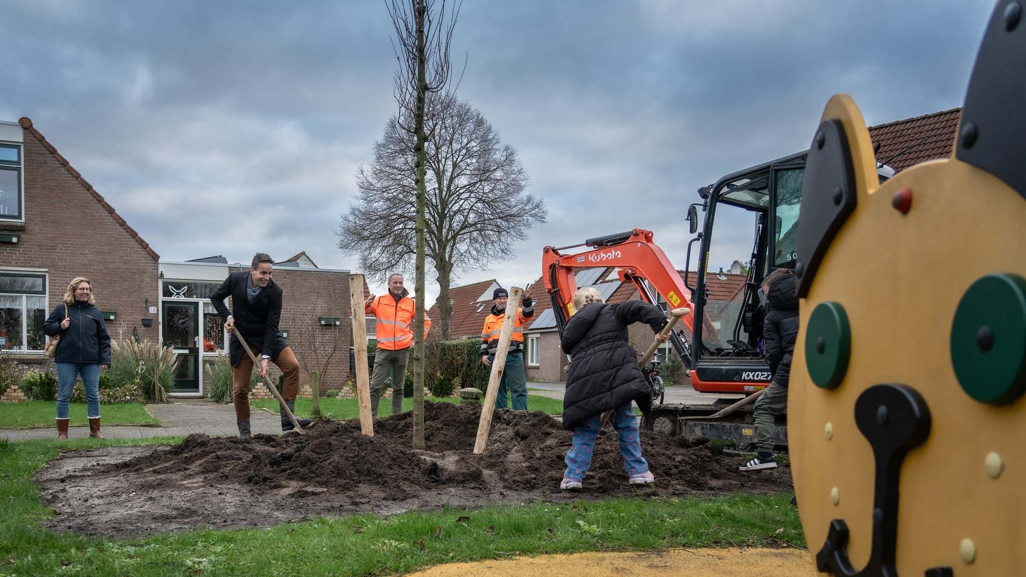 Eerste van honderden vervangbomen geplant: “Alkmaar leed enorm onder storm Poly”