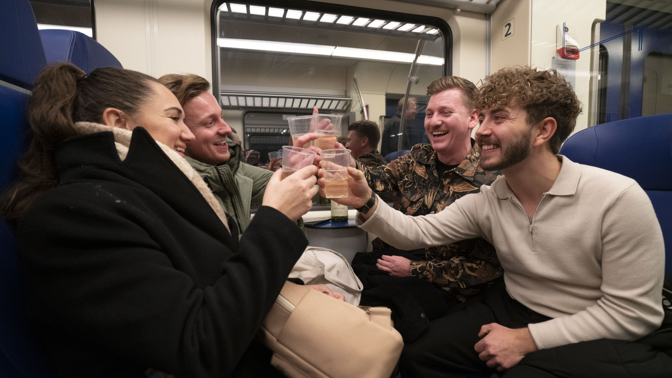 Proost in de polonaise: Alkmaar viert nachttrein met Guus Meeuwis en beatbox
