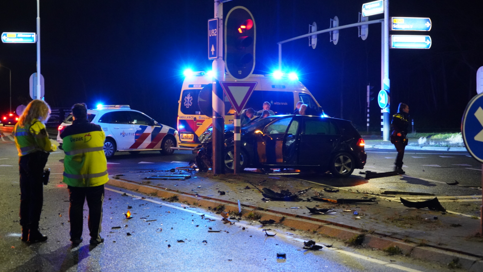 Auto-ongeluk bij een kruispunt met politie en hulpdiensten aanwezig.