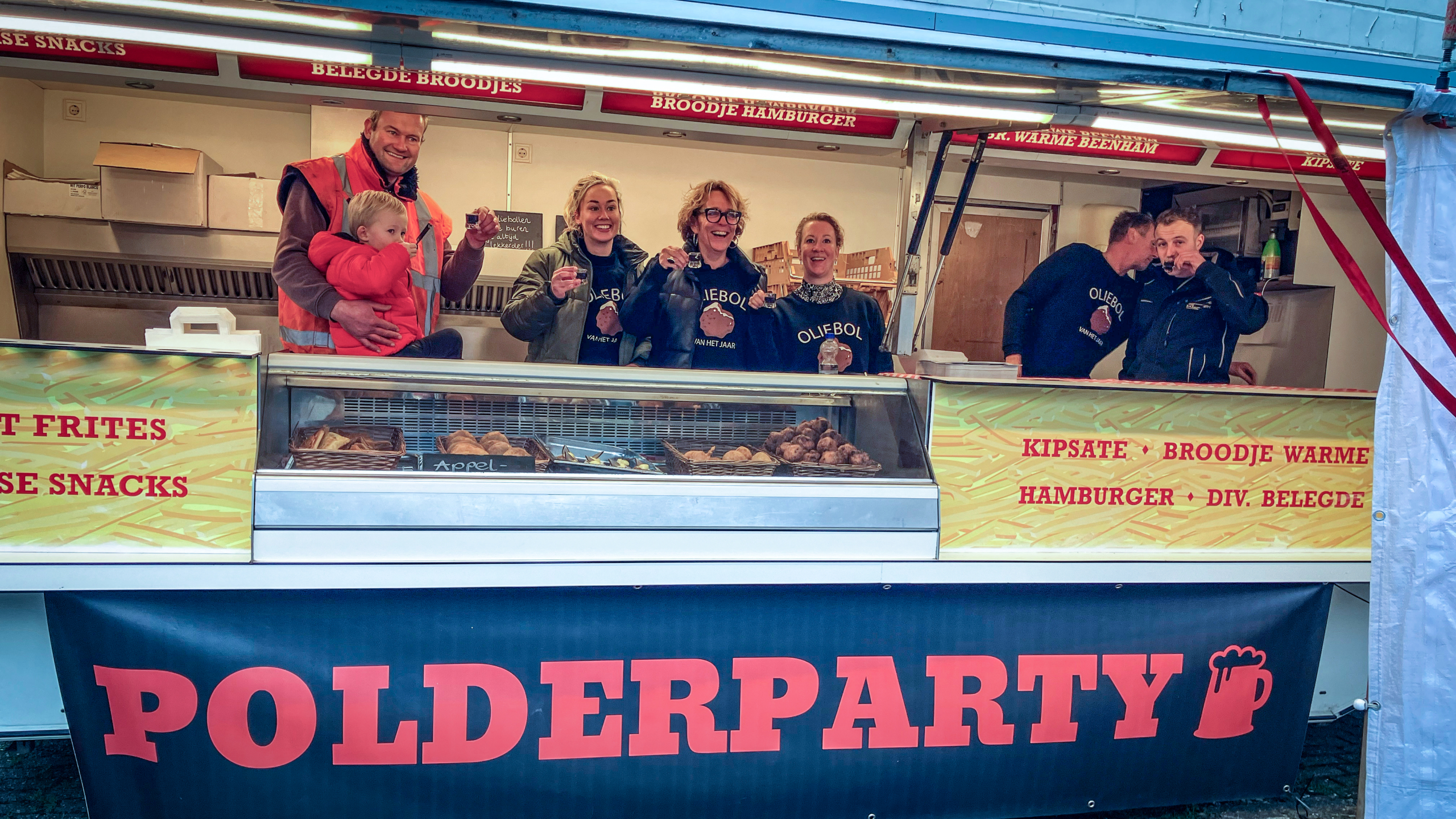 Hoe oliebollenkraam Polderparty een dorpsfenomeen werd in Grootschermer: “Een uit de hand gelopen grap”