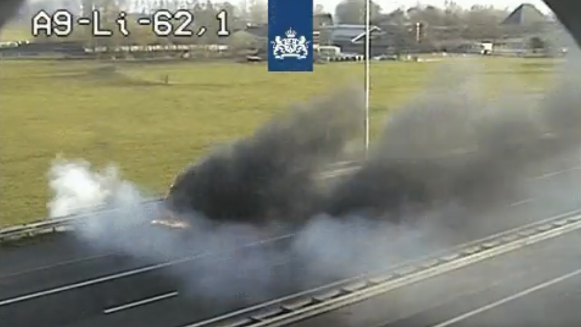 Auto in brand op snelweg A9 bij hectometerpaal 62,1 met dikke rookwolken.