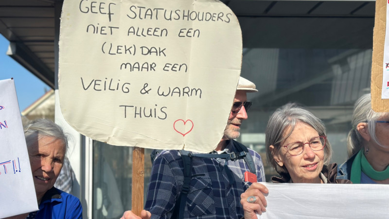 Felle protesten bij bezoek Mona Keijzer aan containerwoningen Castricum: “Schaam je kapot”
