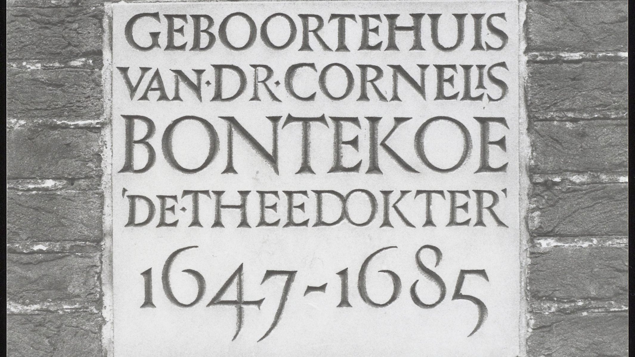 Inscriptie op een muursteen met de tekst: "Geboortehuis van Dr. Cornelis Bontekoe, 'de Theedokter', 1647-1685."