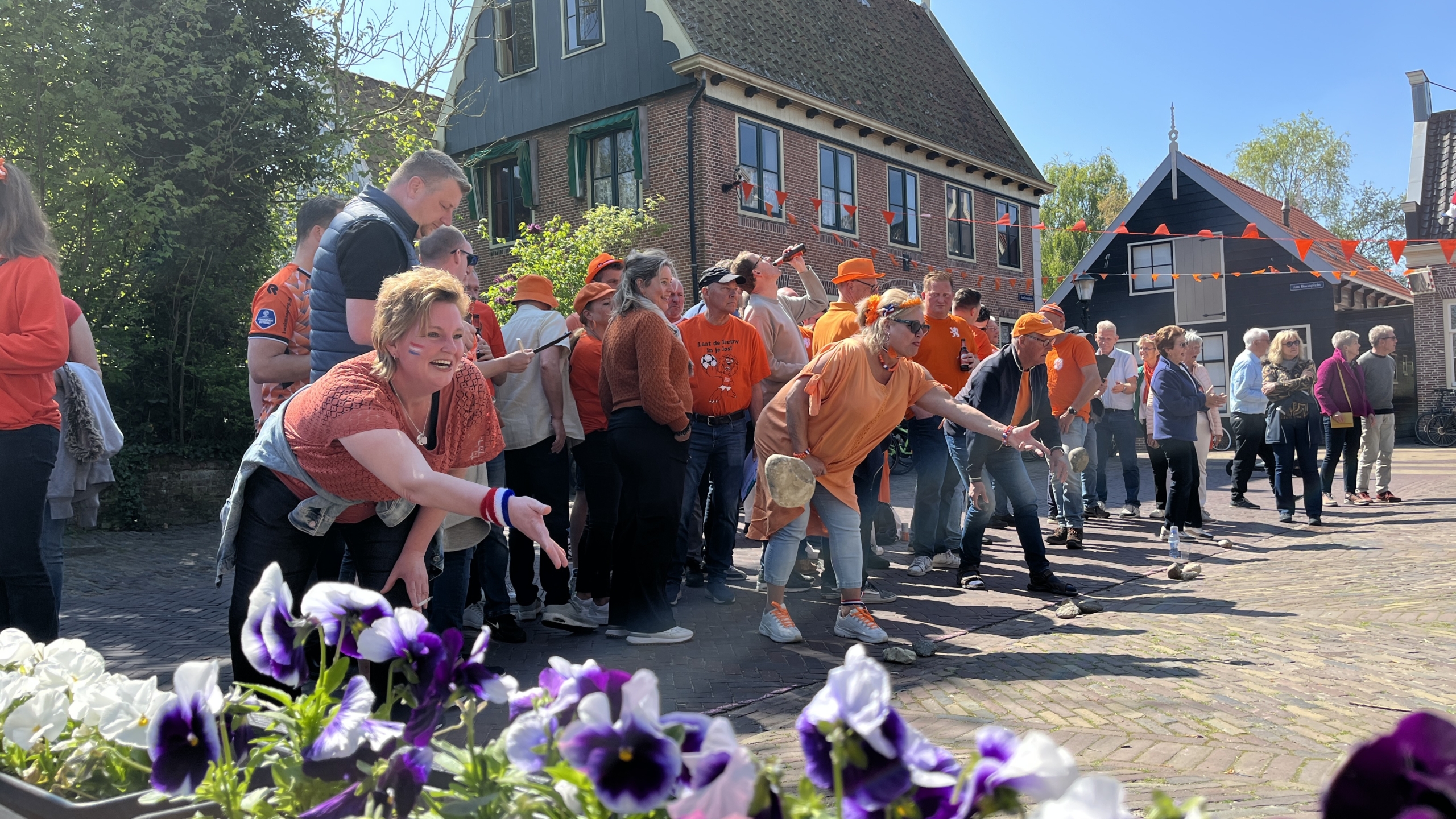 In De Rijp wordt op Koningsdag achteruit met keien gesmeten: “Een stuk uitdagender, maar als het lukt leuker”