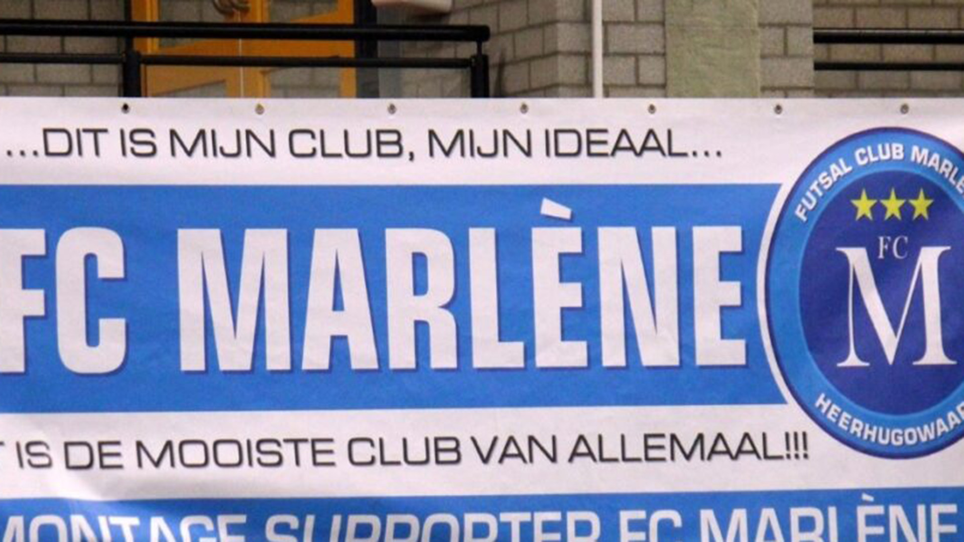 Spandoek met de tekst 'Dit is mijn club, mijn ideaal... FC Marlène' en het logo van Futsal Club Marlène, Heerhugowaard.