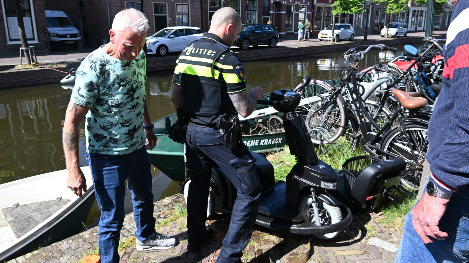 Vrouw tuimelt met scootmobiel Alkmaarse gracht in