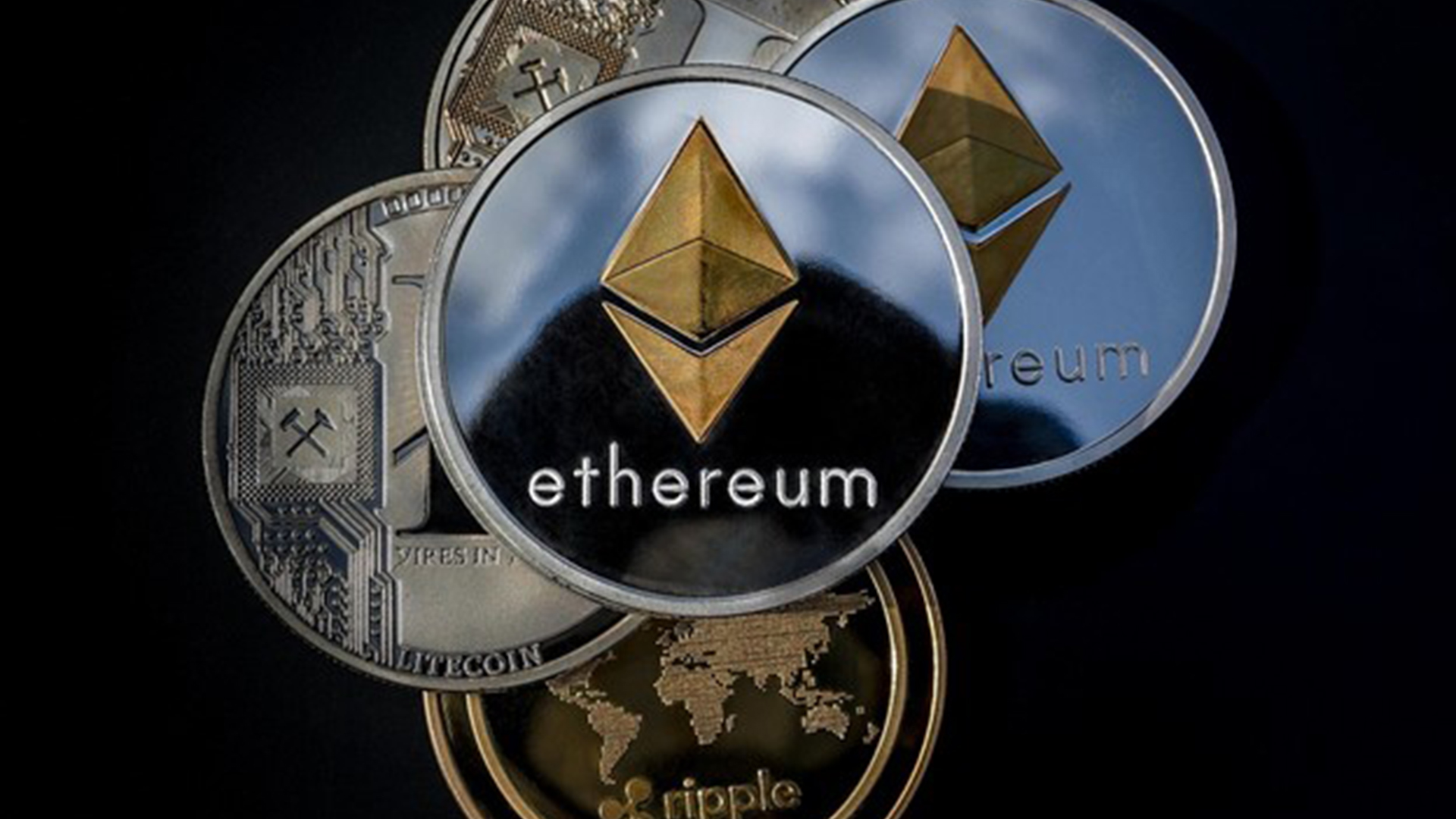 Een stapel van cryptomunten, met een prominente Ethereum munt vooraan; op de achtergrond zijn andere cryptomunten zoals Litecoin en Ripple te zien.
