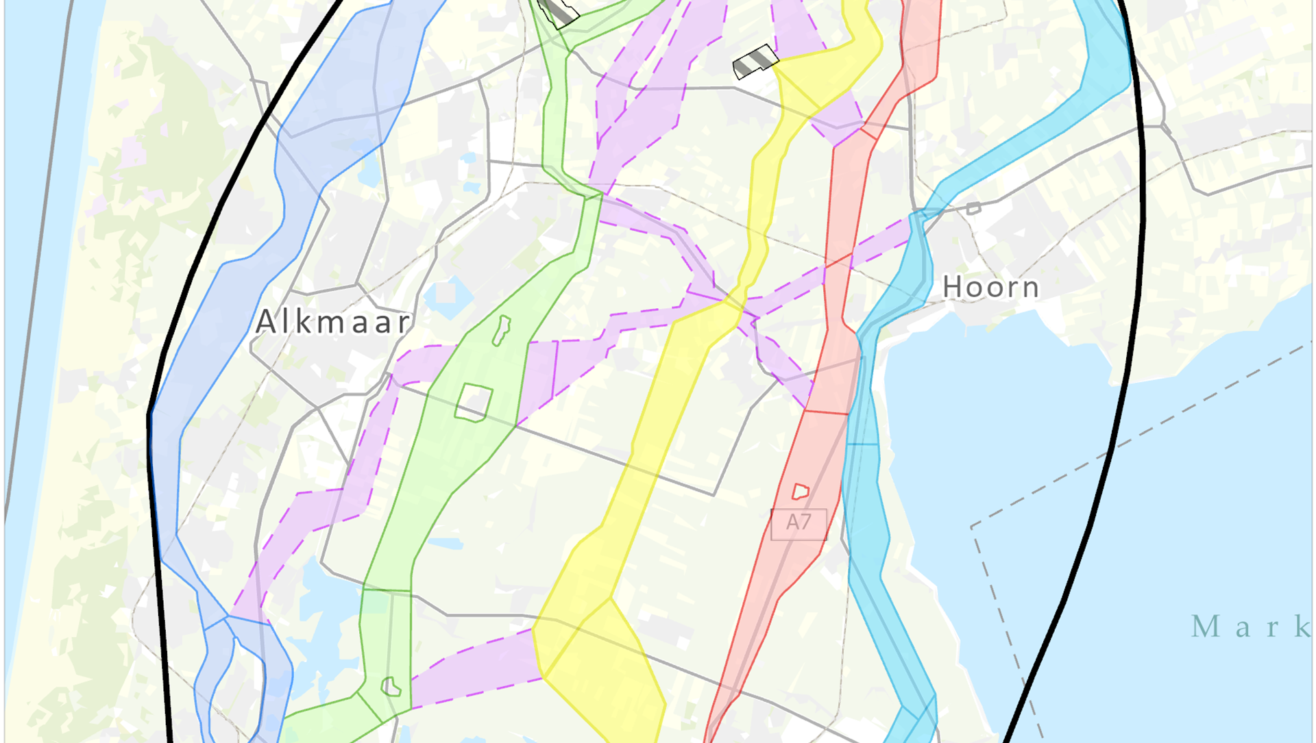 Kaart met bontgekleurde paden rondom Alkmaar en Hoorn, met zwarte omlijning en een blauwe en rode route opvallend ingetekend, tegen een achtergrond met wegen en waterlichamen.