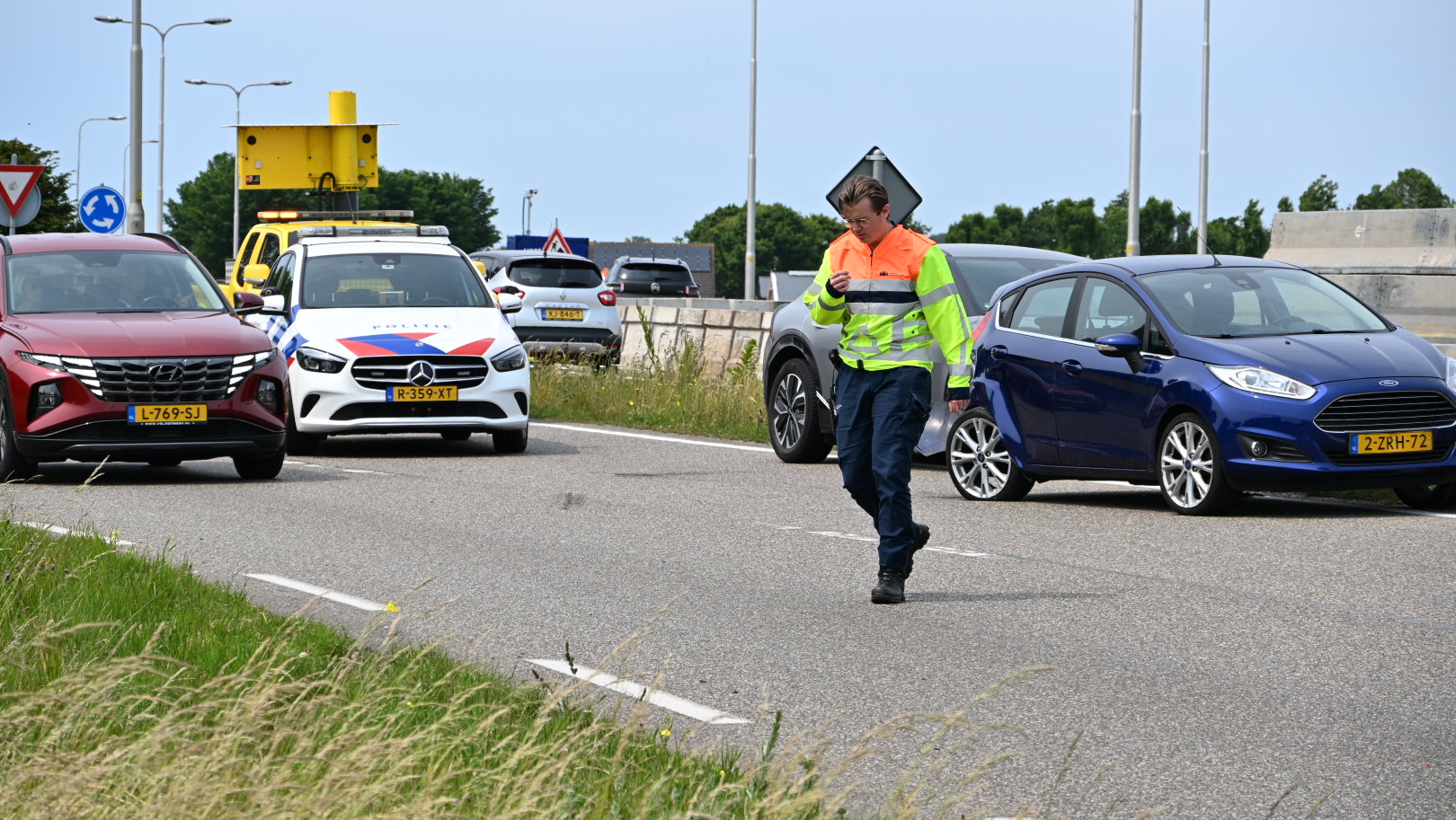 Uitvoegen gaat mis: rotondeongeval in Castricum zorgt voor schade aan twee auto’s