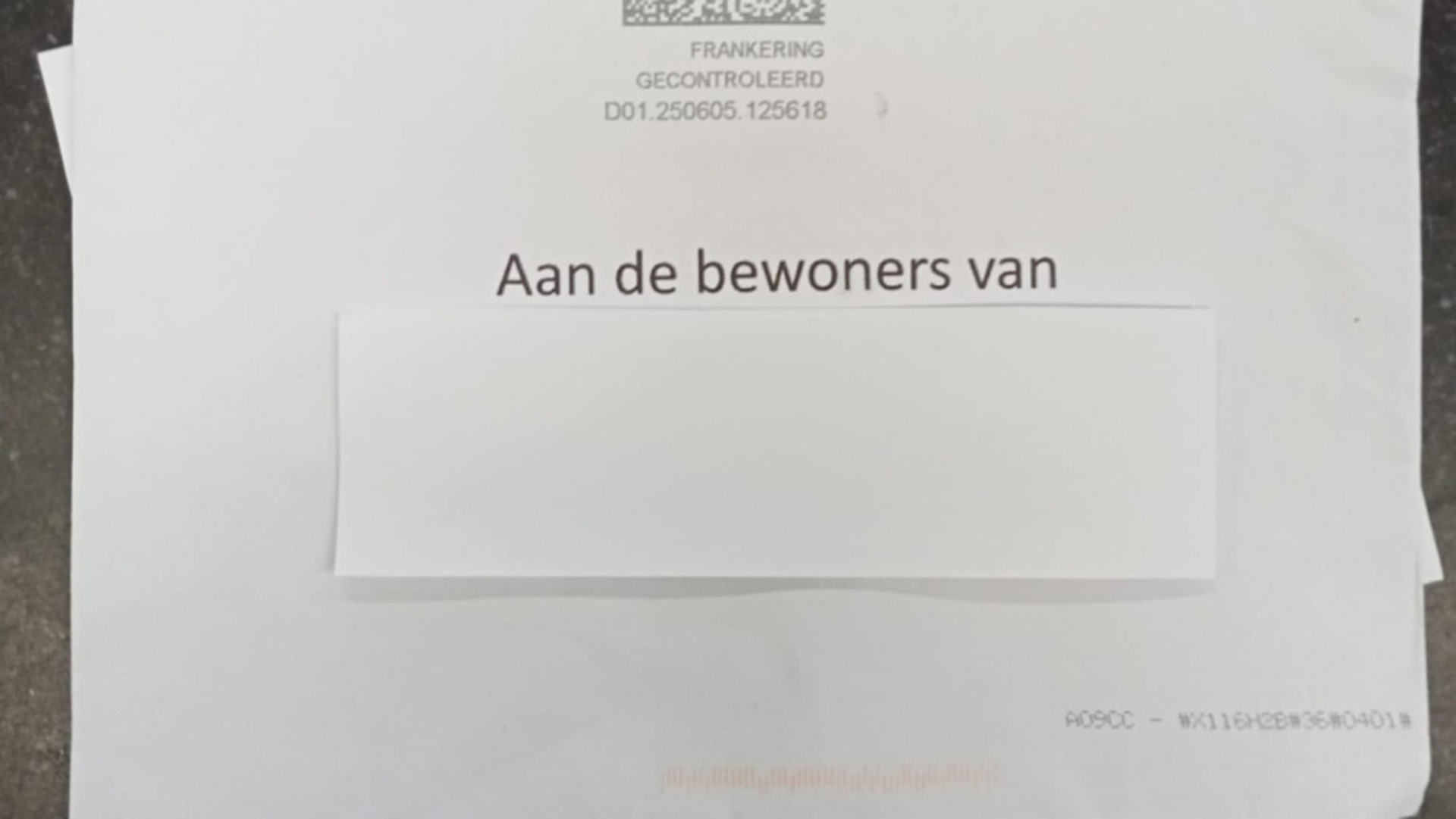 Een envelop geadresseerd aan 'Aan de bewoners van' met een blokje dat een adres verbergt.
