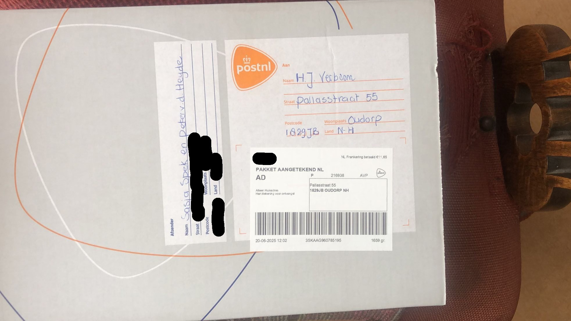 Een pakket van PostNL met een verzendetiket, met vermelding van ontvanger en verzenderinformatie.