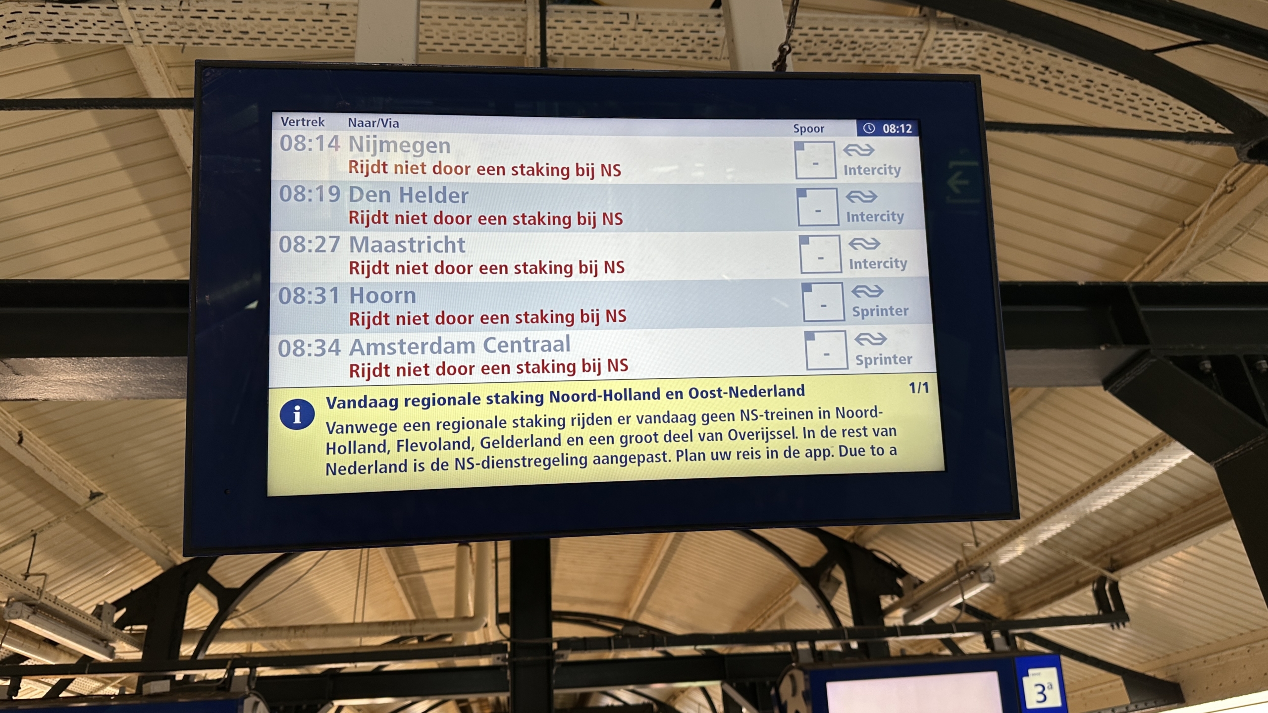 Elektronisch bord op een treinstation dat laat zien dat meerdere treinen naar Nijmegen, Den Helder, Maastricht, Hoorn en Amsterdam Centraal niet rijden vanwege een staking bij NS.