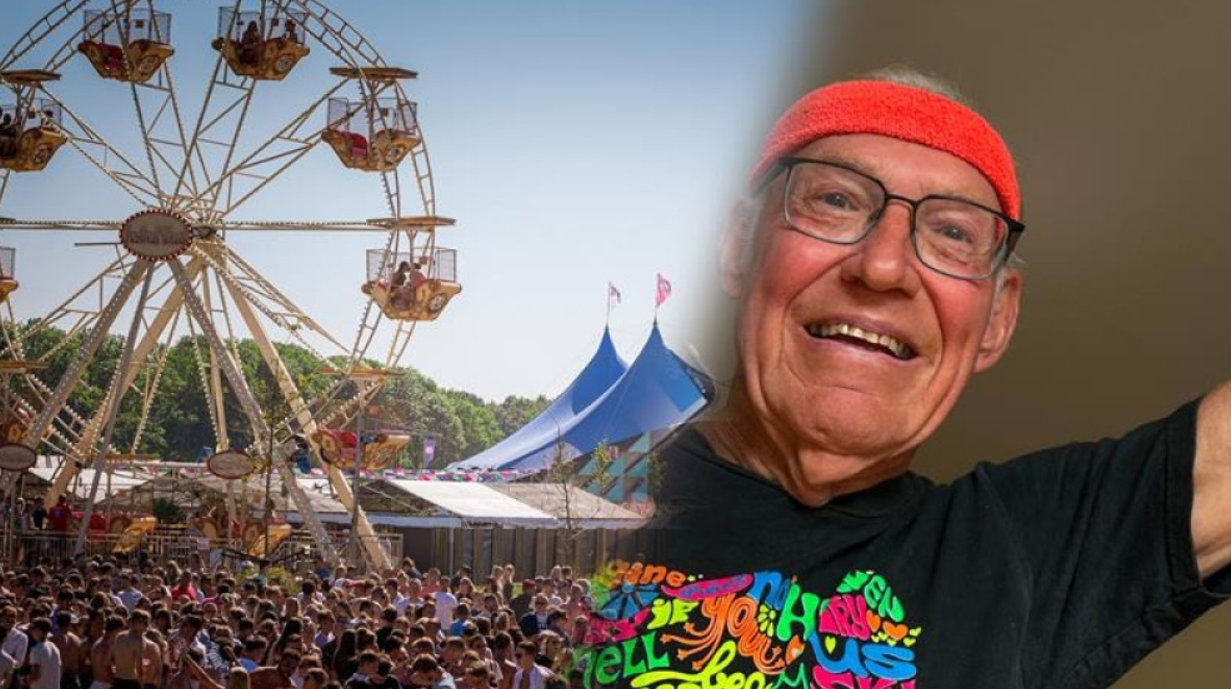 Een man met een rode zweetband glimlacht, naast een foto van een festivalterrein met een reuzenrad en een grote menigte mensen onder een blauwe lucht.