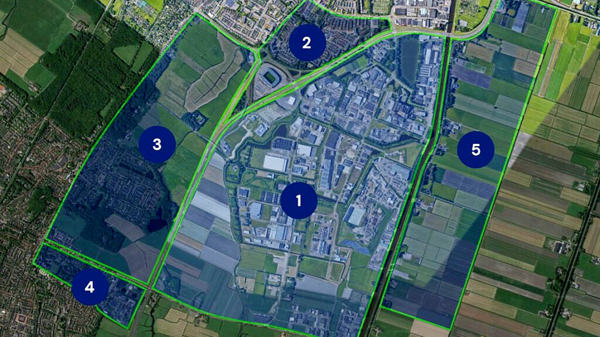Luchtfoto van een stedelijk gebied met omliggende landbouwgrond. Er zijn vijf gemarkeerde zones met de nummers 1 tot en met 5 in blauwe cirkels. Gebied 1 bevindt zich in het midden en lijkt een industriegebied, omringd door verschillende woonwijken en velden. Groene lijnen markeren de grenzen van de zones.