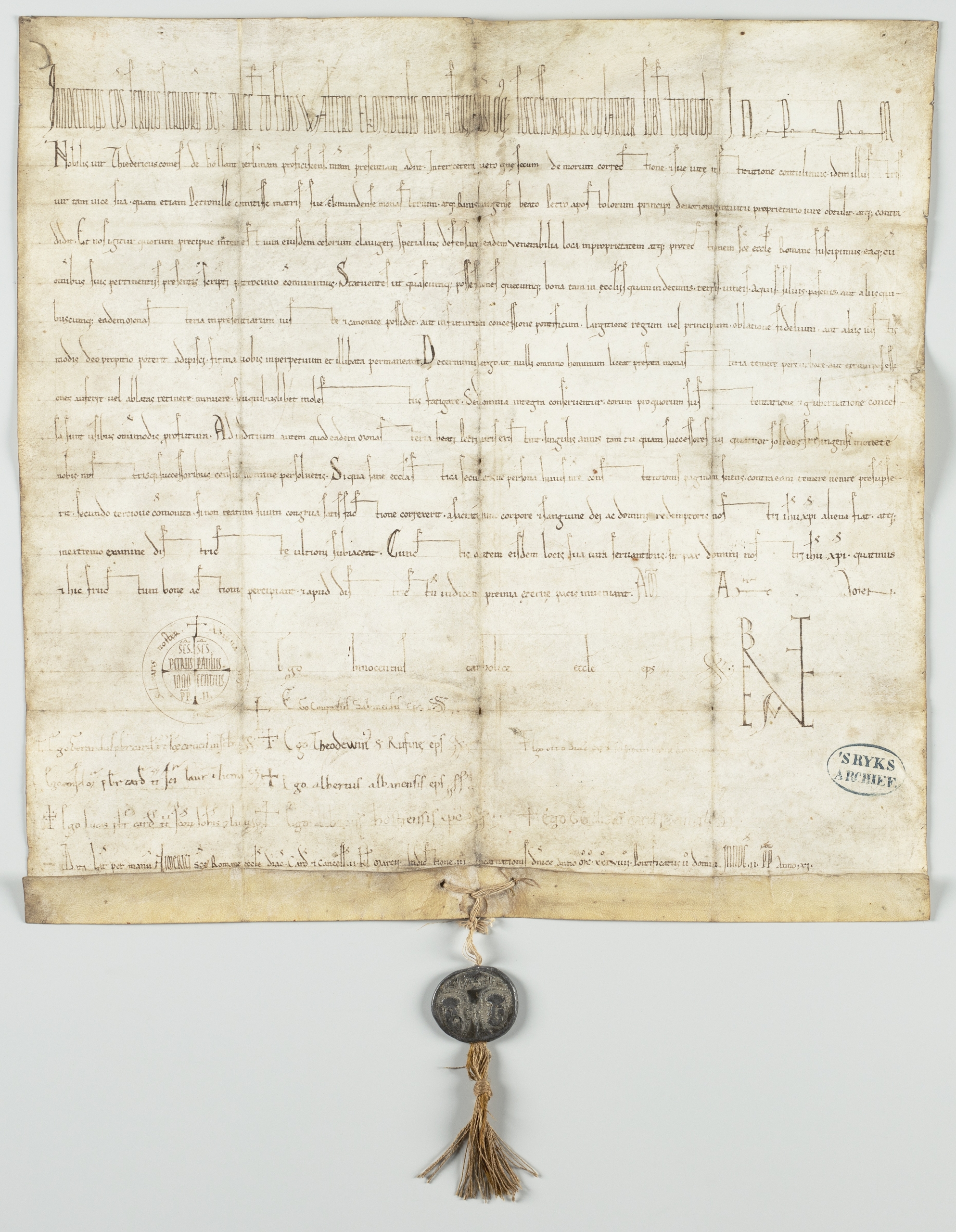 Een middeleeuws perkamenten document met handgeschreven Latijnse tekst, een bijgevoegde zegel aan een koord, en stempels op het perkament.