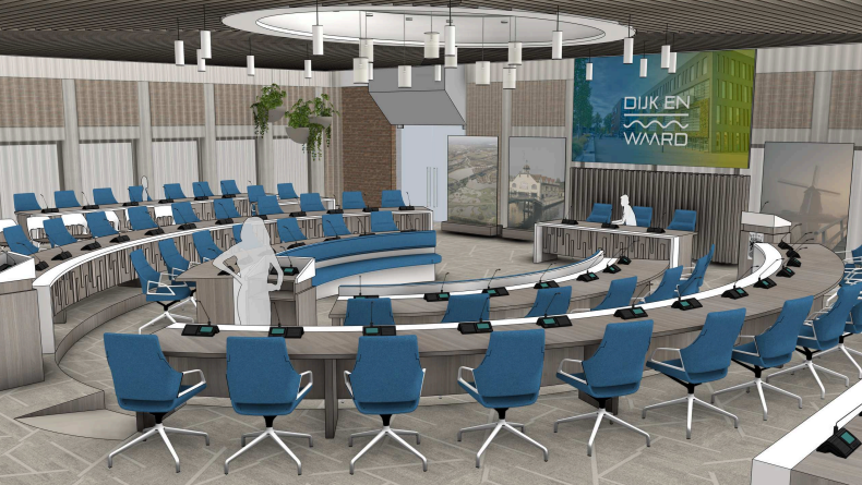 Vergaderruimte met een cirkelvormige opstelling van blauwe stoelen en tafels, grote schermen en moderne verlichting.