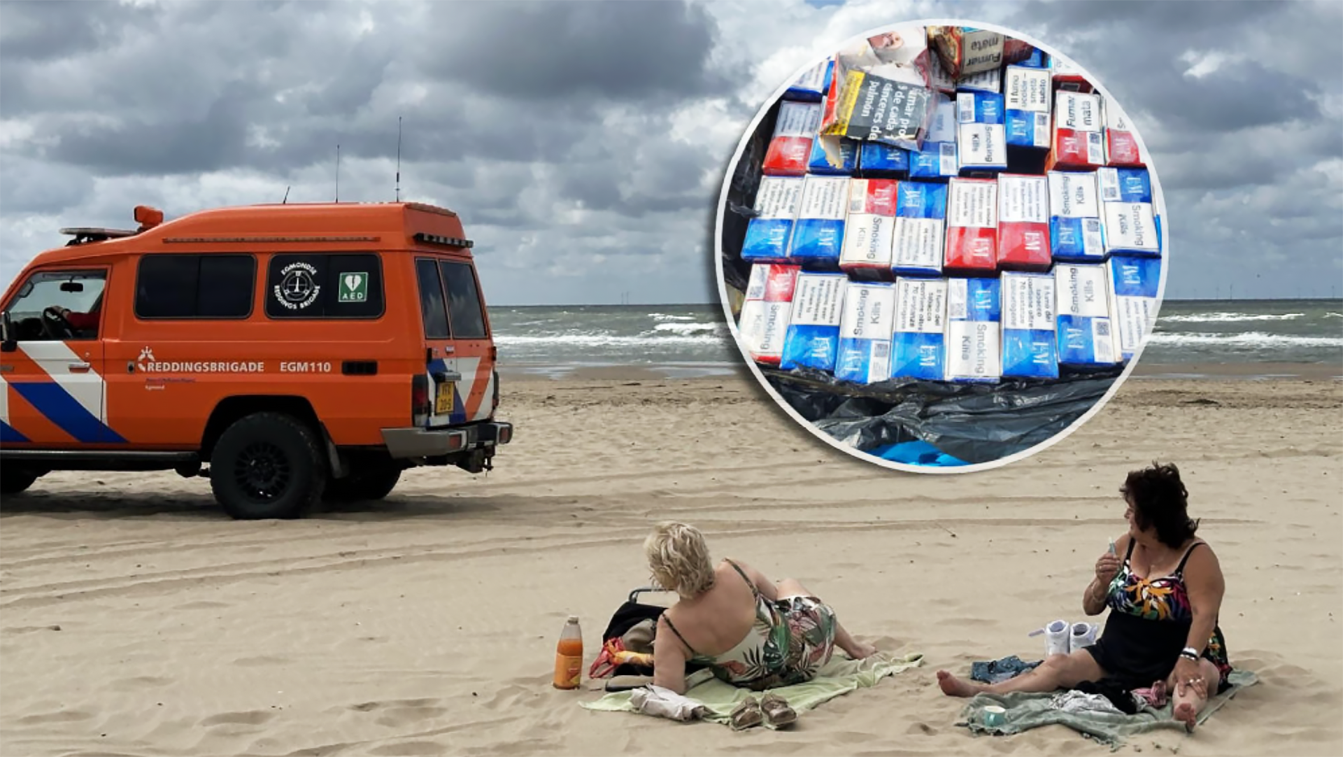 Oranje reddingsbrigadevoertuig op het strand naast twee vrouwen die op handdoeken zitten; inzet toont stapels sigarettenpakjes.