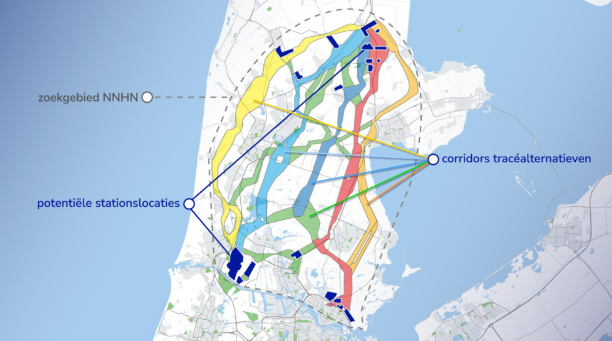 Kaart van een regio met verschillende kleuren die mogelijke corridors tracéalternatieven aanduiden. Blauwe lijnen verbinden diverse potentieel locaties voor stations. Het zoekgebied NNHN is eveneens aangeduid.