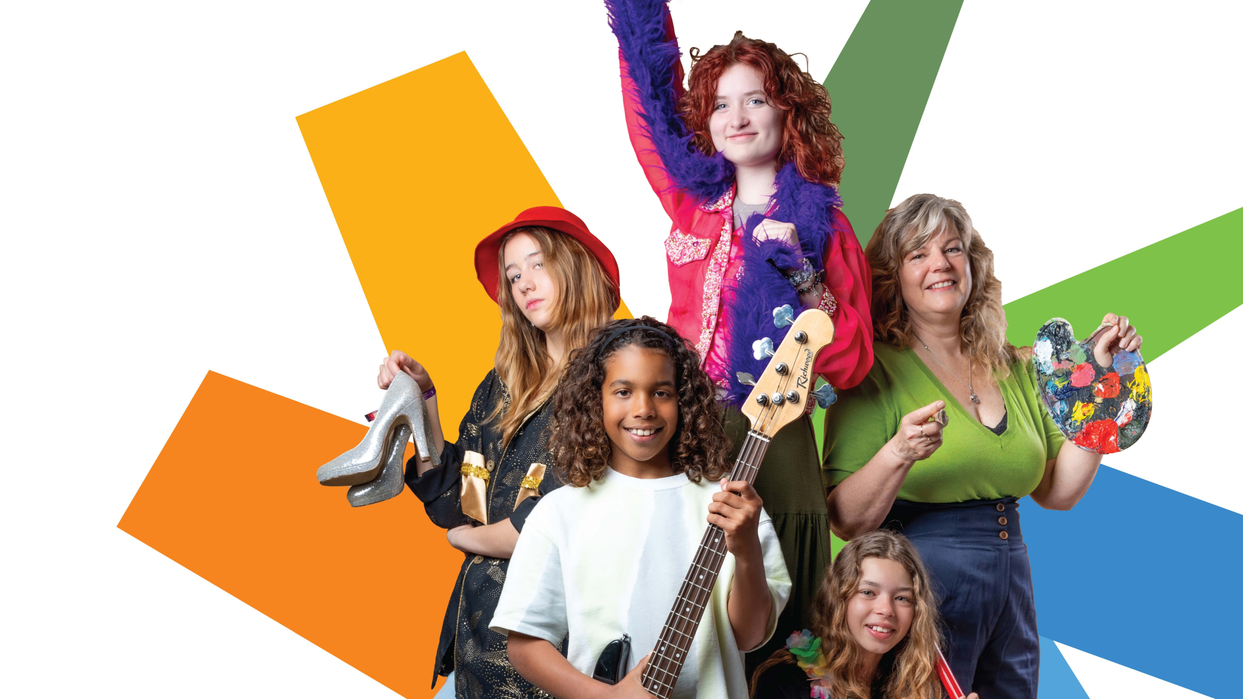 Groep mensen die vrolijk poseren tegen een kleurrijke achtergrond; een jongen houdt een gitaar vast en een vrouw heeft een schilderspalet.
