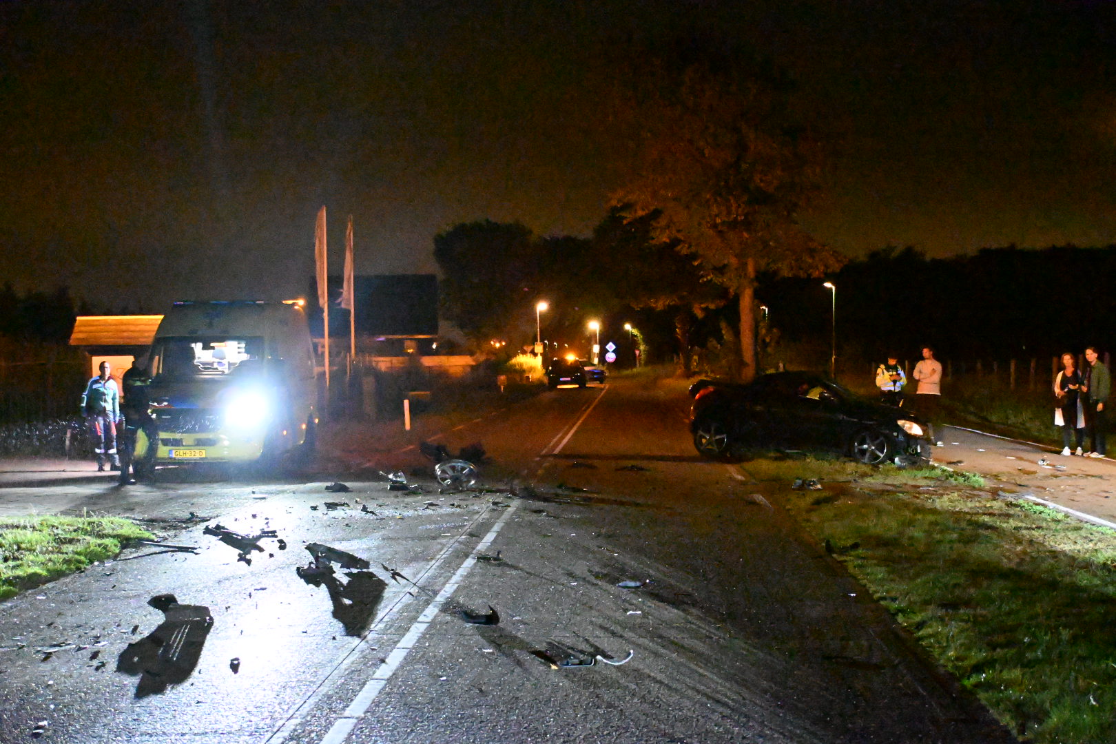 Frontale aanrijding bij Bakkum: Taxi en cabrio botsen op N512