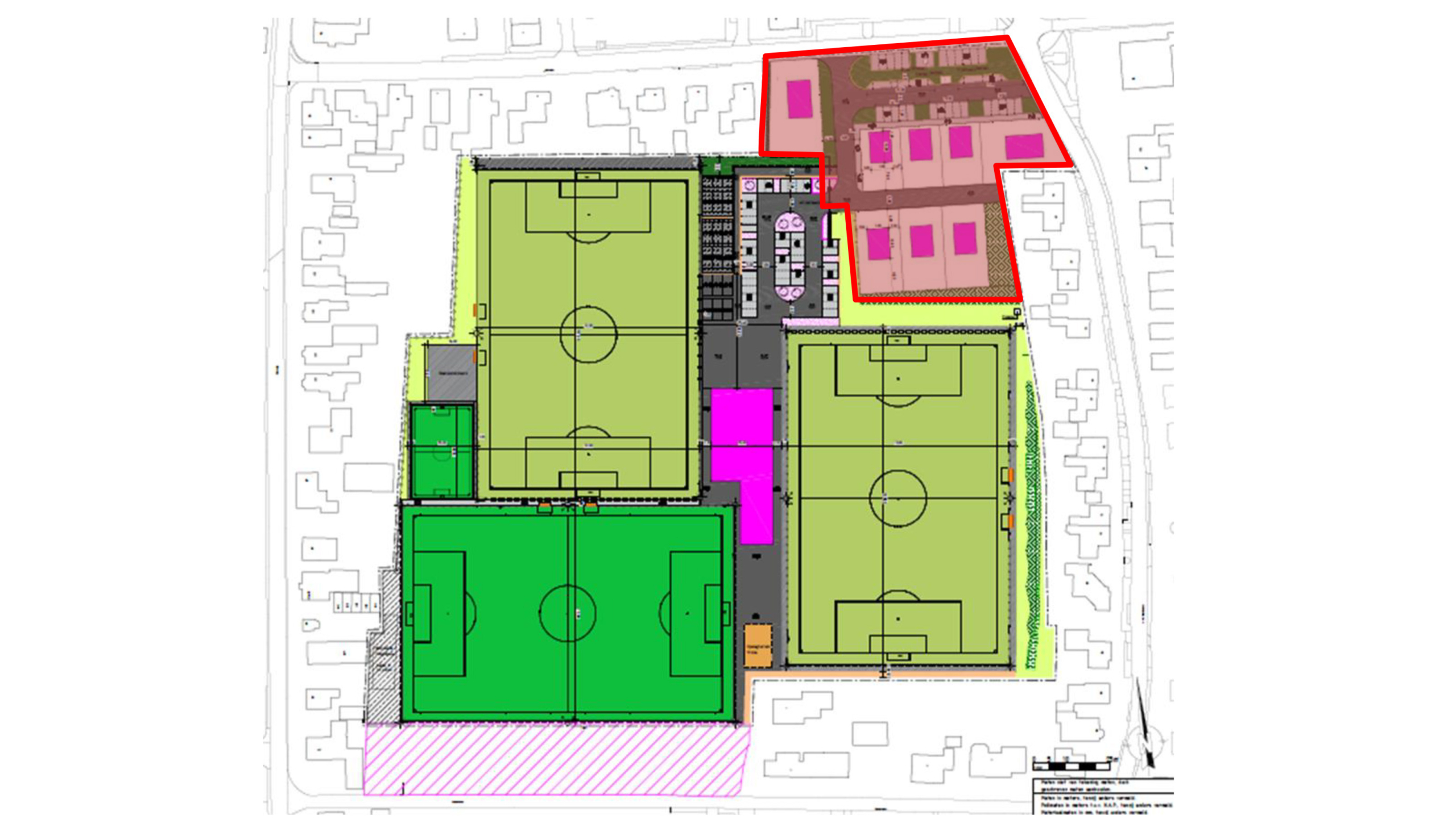 Plattegrond met verschillende voetbalvelden in groen gemarkeerd, en een aangrenzend rood gemarkeerd gebied met gebouwstructuren. Er zijn tussenliggende voorzieningen en infrastructuur weergegeven.