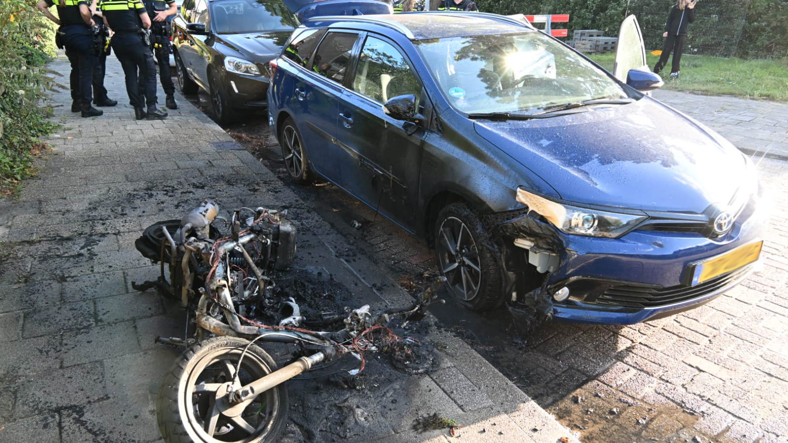 Ruzie escaleert: scooter brandt af en auto raakt flink beschadigd in Alkmaar