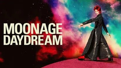 Een persoon in een opvallend gestreepte outfit poseert tegen een kleurrijke achtergrond van sterrennevels, met de tekst 'Moonage Daydream' in grote letters aan de linkerkant.