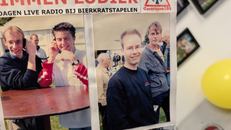 Twee foto's van jonge mannen op een evenement. Links zie je twee mannen met koptelefoons naast elkaar lachen. Rechts staat een man met een bril glimlachend naar de camera, terwijl andere mensen meer op de achtergrond zijn.