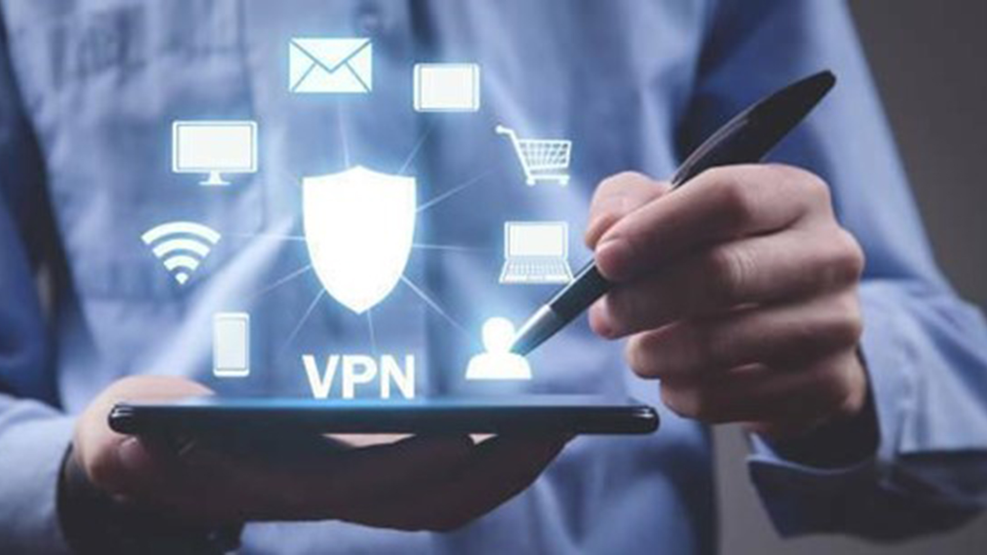 Een persoon houdt een tablet vast met daarop digitale iconen die VPN, een schild en internetgerelateerde symbolen tonen.