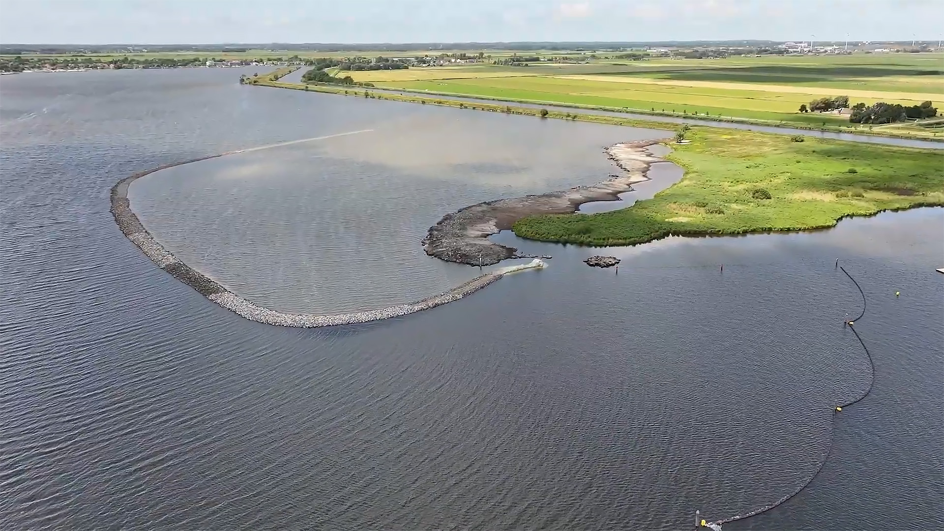 Klei en granuliet vloeien Alkmaardermeer in; dam tijdelijk afgemaakt met zand