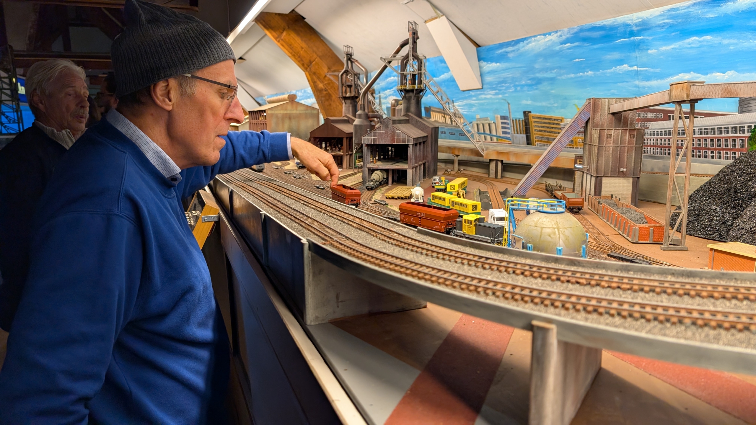 Model Spoorclub Alkmaar gooit deuren open en biedt kijkje in miniatuurwereld met Bertje Doperwtje