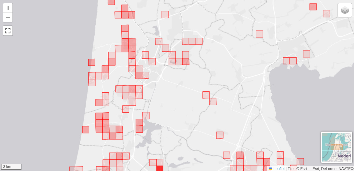 Kaart van een kustgebied met rode vierkante rastervakken verspreid over de landmassa, weergegeven in een grijze achtergrond, met wegen en waterwegen in witte lijnen en een schaalbalk van 3 km links onderaan.
