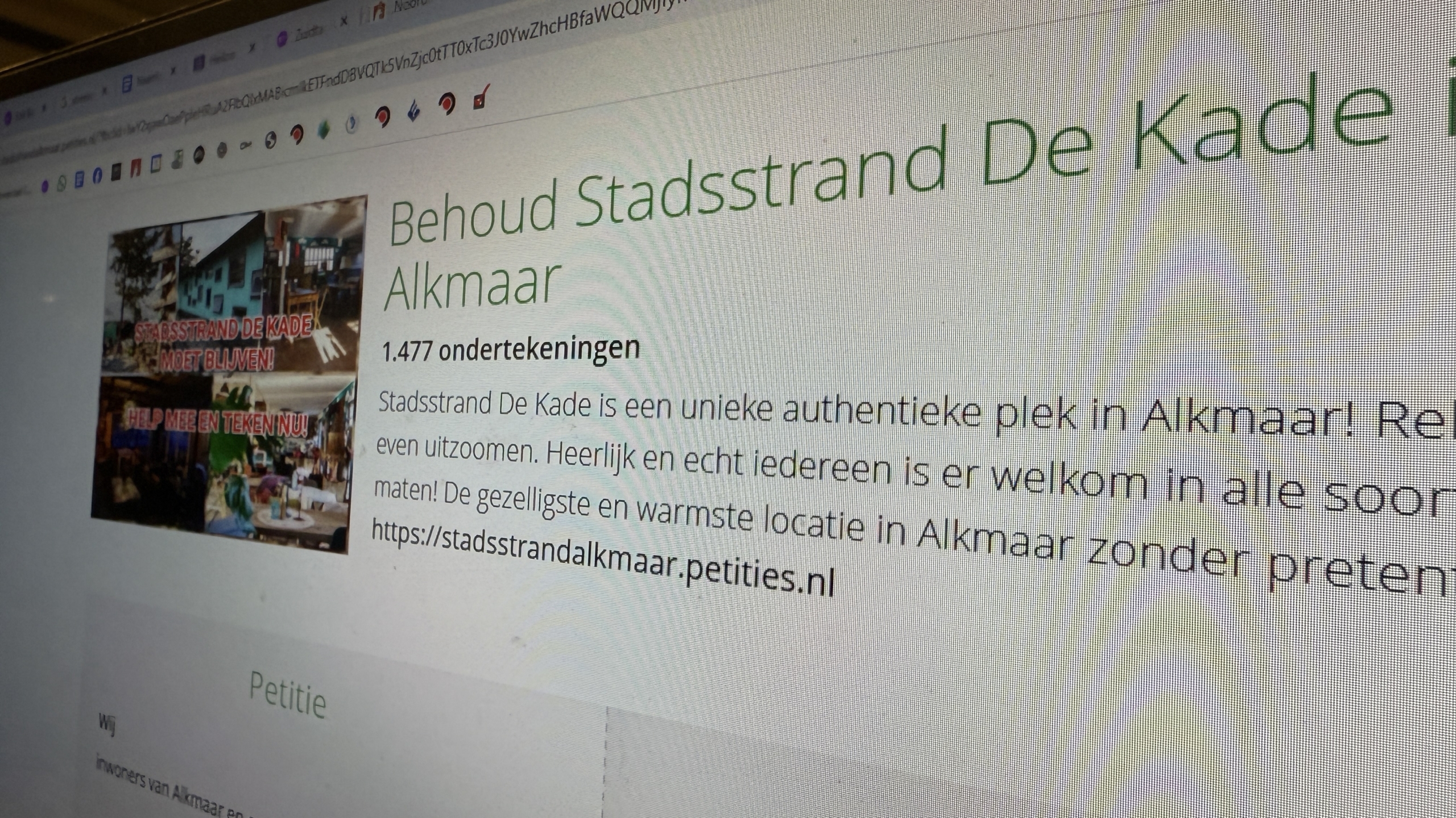 Computerscherm toont een online petitie voor het behoud van Stadsstrand De Kade in Alkmaar, met de tekst "Stadsstrand De Kade moet blijven!" en "Help mee en teken nu!". Er staan 1.477 ondertekeningen vermeld.