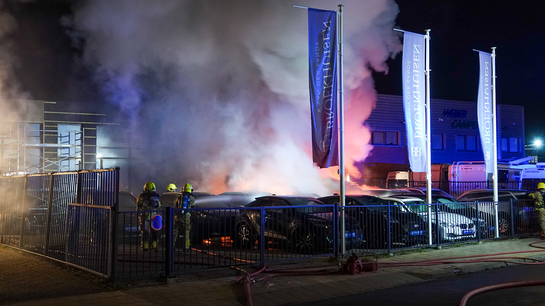 [UPDATE] Auto’s bij autobedrijf op De Zandhorst door brand verwoest, tweetal op fatbike in beeld