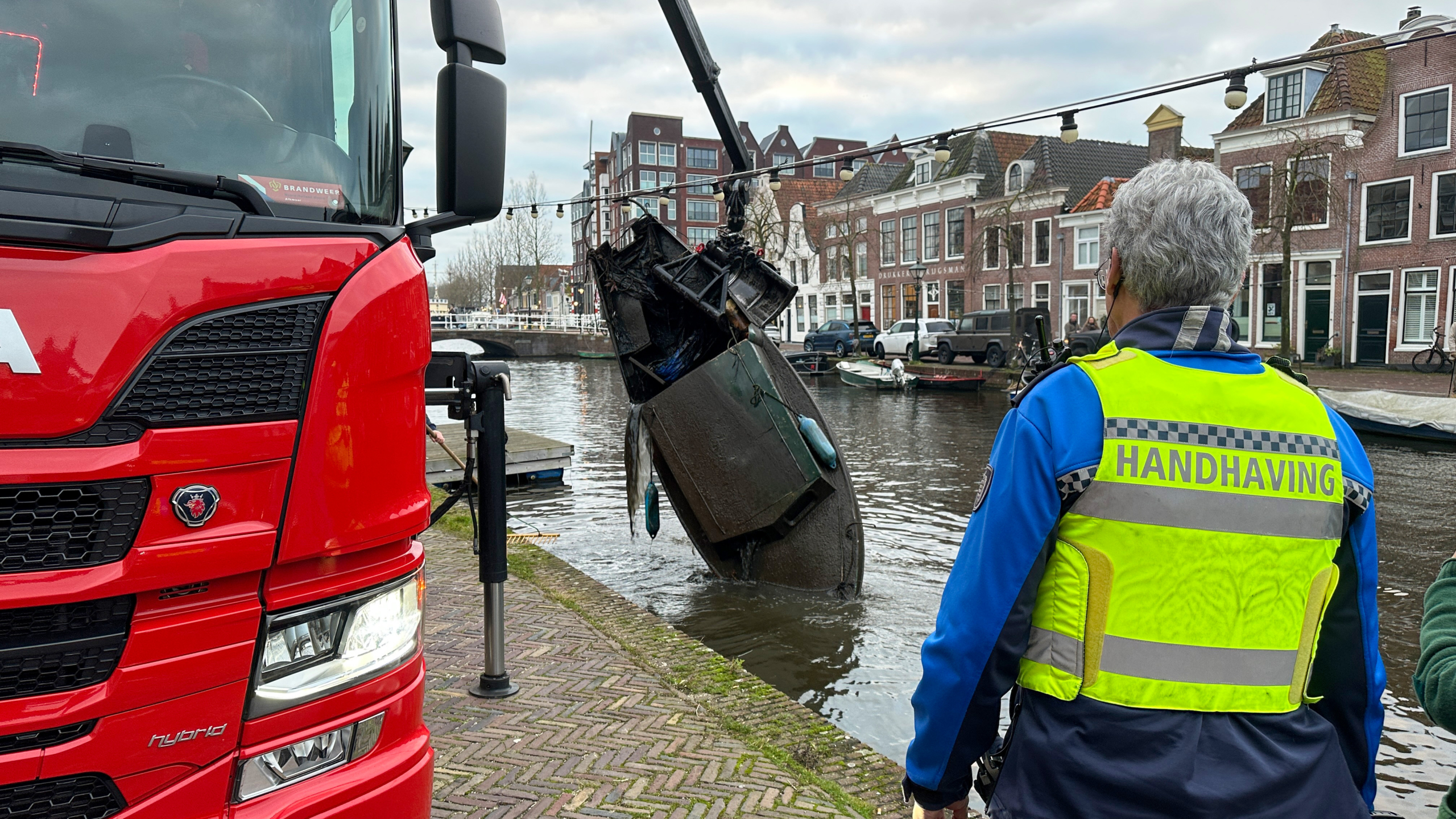 Dubbele vangst bij berging gezonken bootjes in Alkmaar