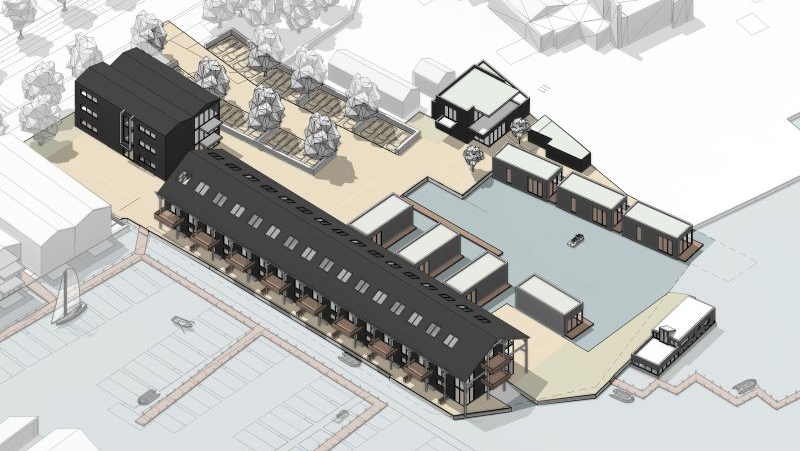 Architectonische maquette van een gebouwcomplex met meerdere rechthoekige structuren, een rij woningen met donkere daken, een binnenplaats en omringd door bomen, gelegen naast een waterlichaam.