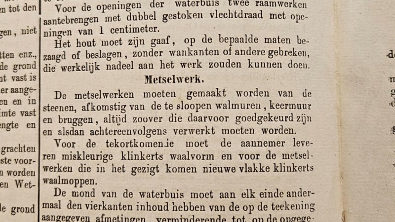 Een pagina uit een tekstboek met paragrafen over metselwerk, met details over metseltechnieken en materialen.