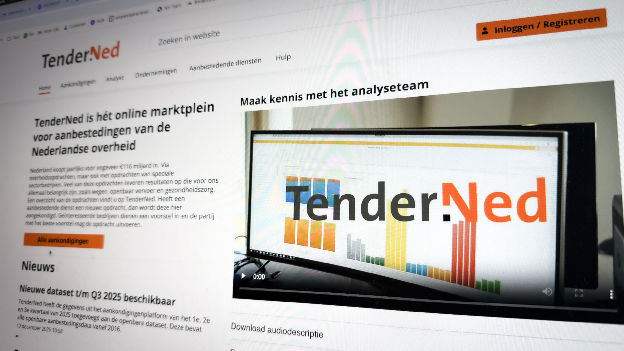 Schermweergave van de website TenderNed met tekst over aanbestedingen in Nederland en een afbeelding met grafieken en het logo van TenderNed op een computerscherm.