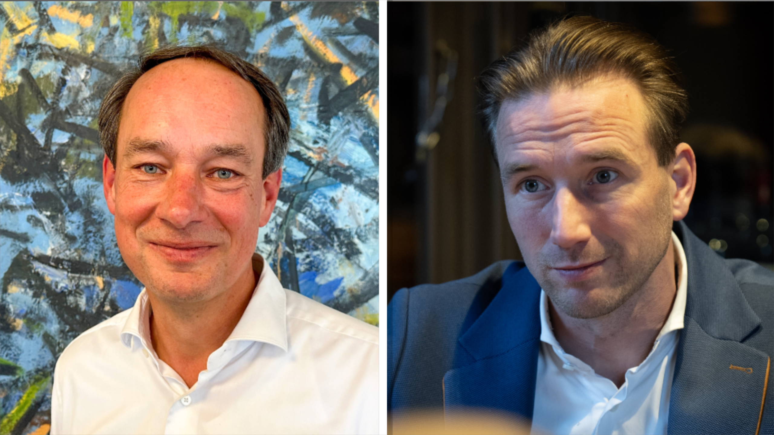 Twee mannen in nette kleding, de linker voor een kleurrijk schilderij, de rechter in een donkere omgeving.