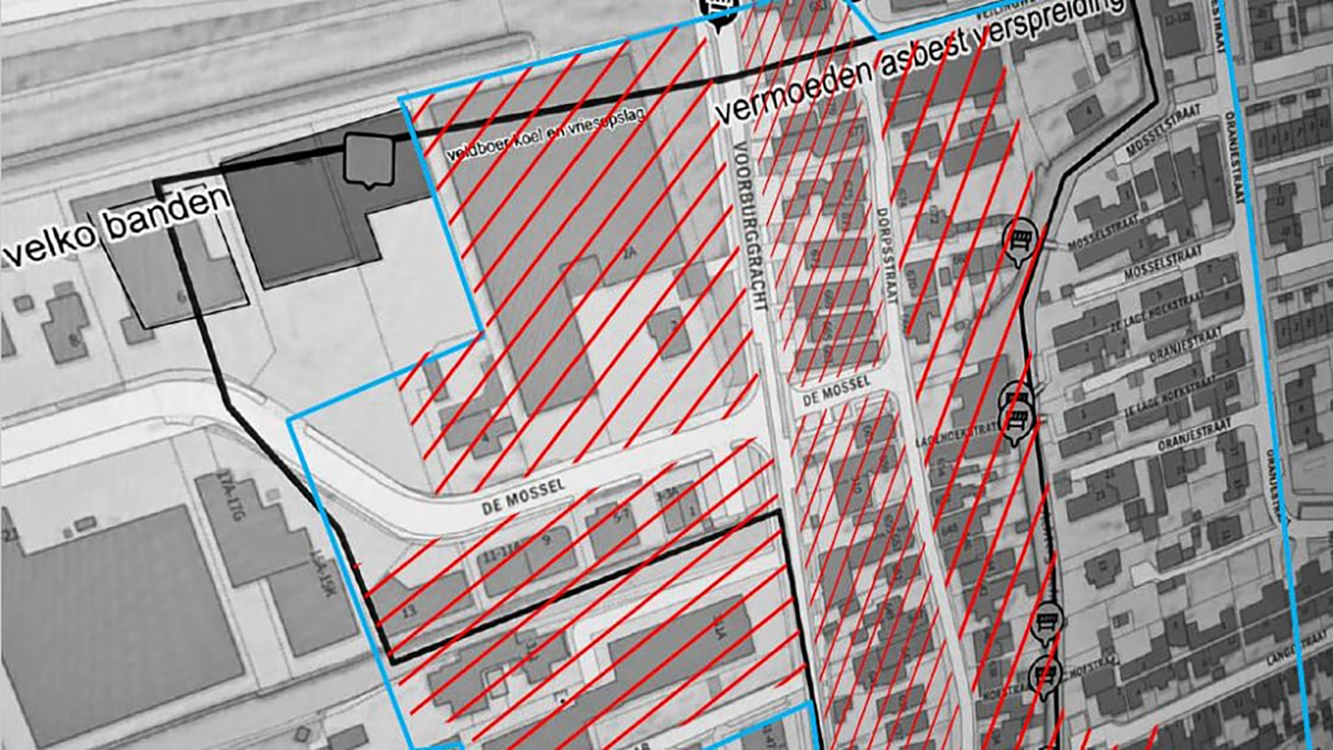 Een kaart met rood gearceerde gebieden om asbestverspreiding aan te duiden, met straatnamen en grenzen gemarkeerd.