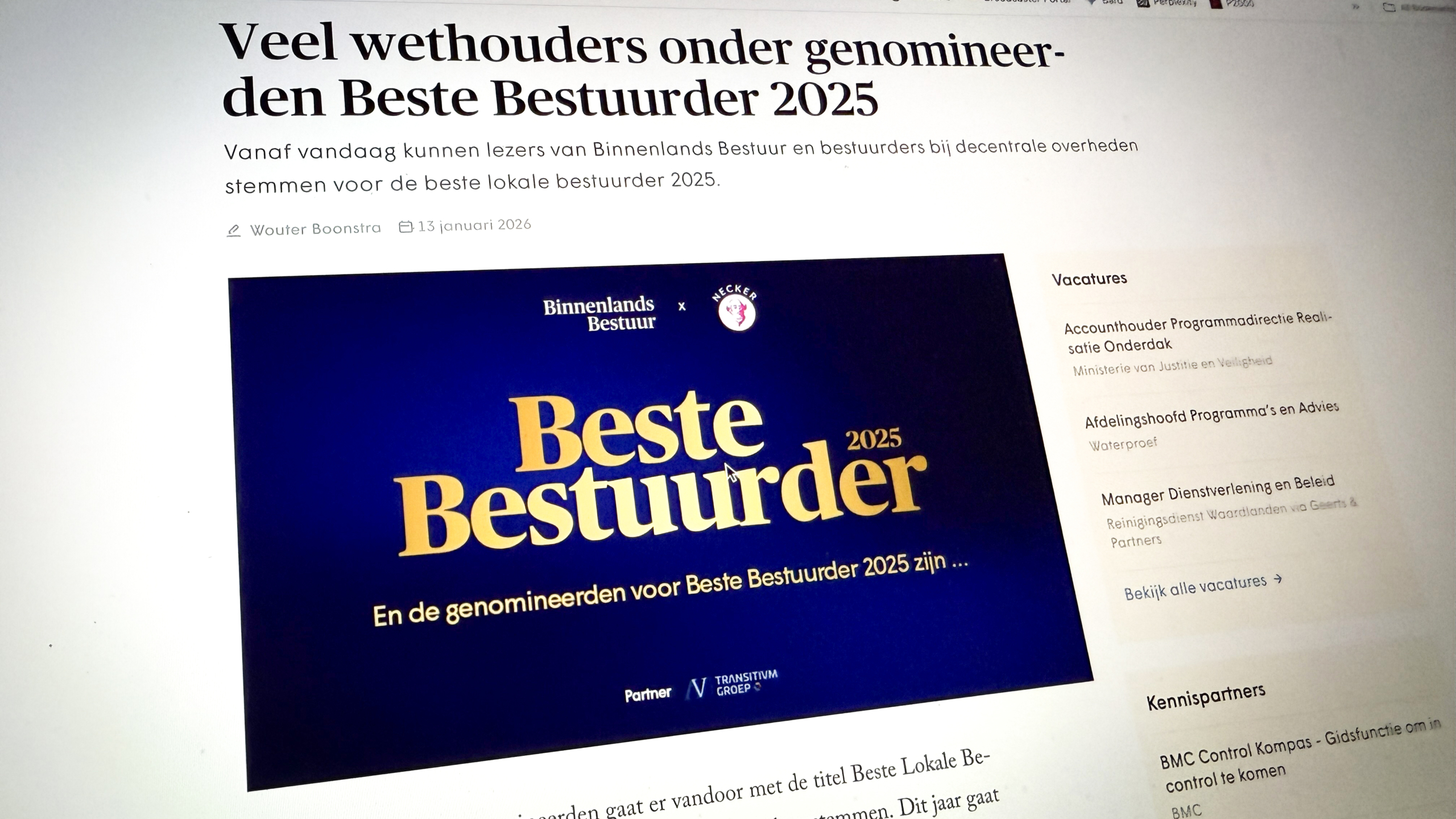 Artikel over wethouders genomineerd voor "Beste Bestuurder 2025" met een prominente blauwe banner met tekst.
