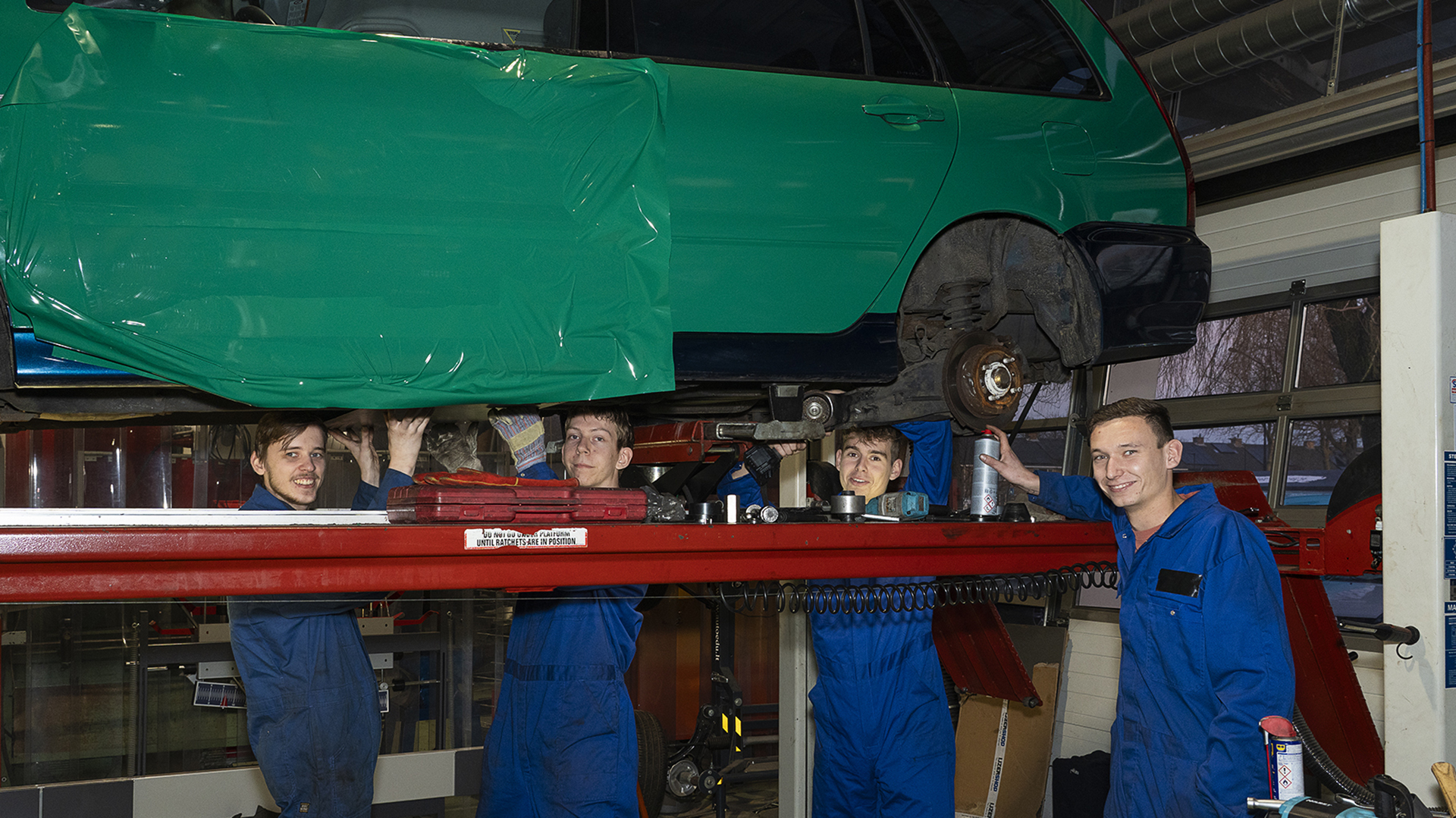 Mbo’ers met hun opgeknapte auto naar Gambia voor het goede doel: “Een superleuke uitdaging”