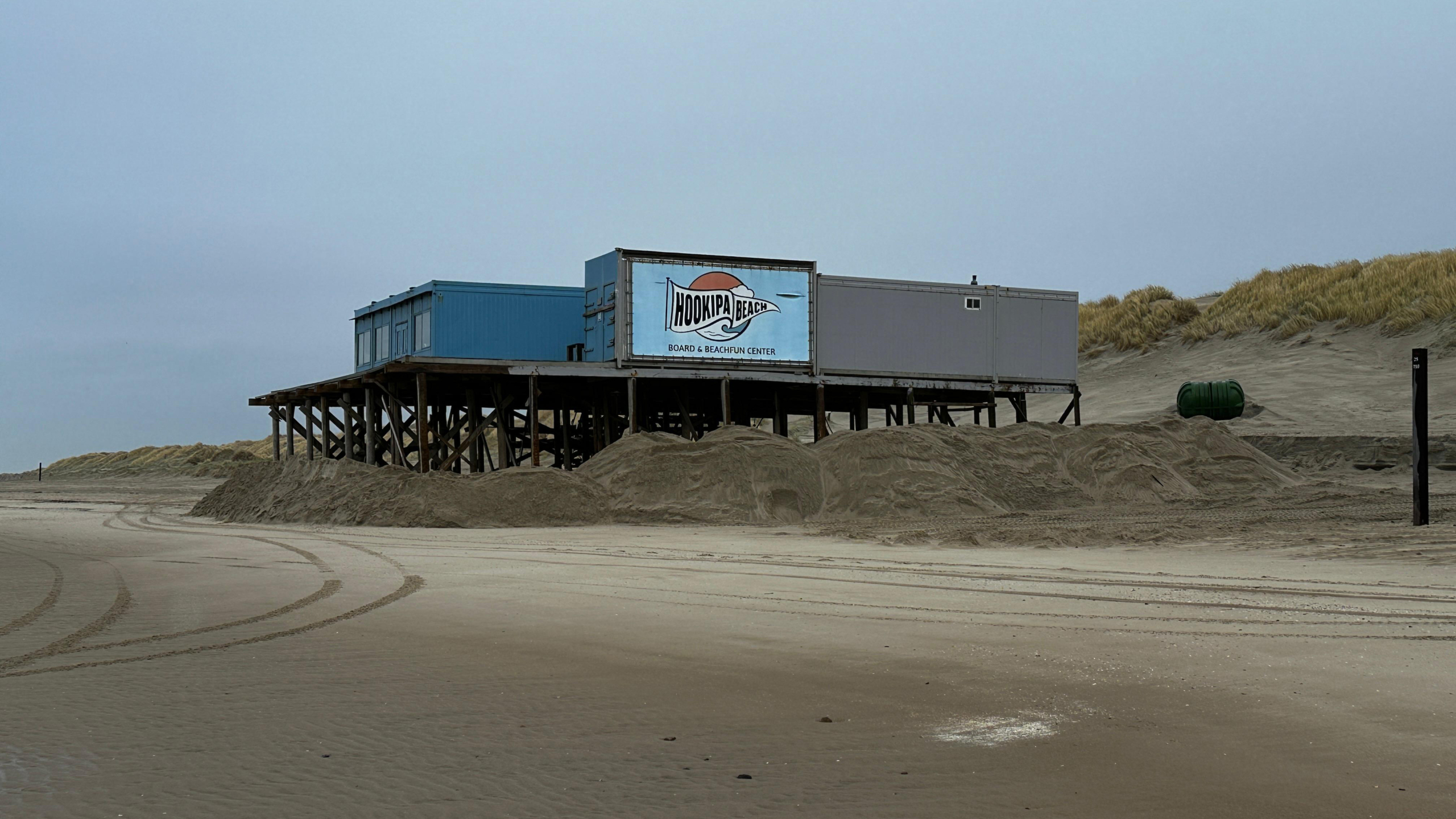 Extra zand brengt tijdelijke bescherming voor Hookipa Beach: in maart meer duidelijk over toekomst