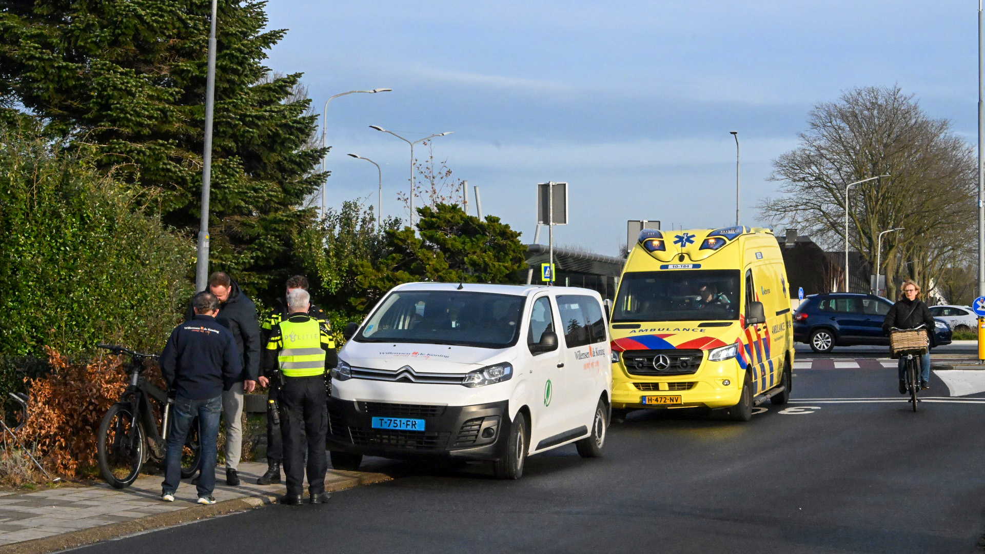 Vrouw op fiets aangereden door taxibusje in Limmen