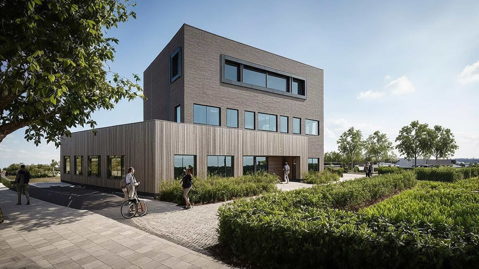 Moderne kantoorgebouw met houten en bakstenen gevel, omgeven door groen en mensen die buiten wandelen of fietsen.